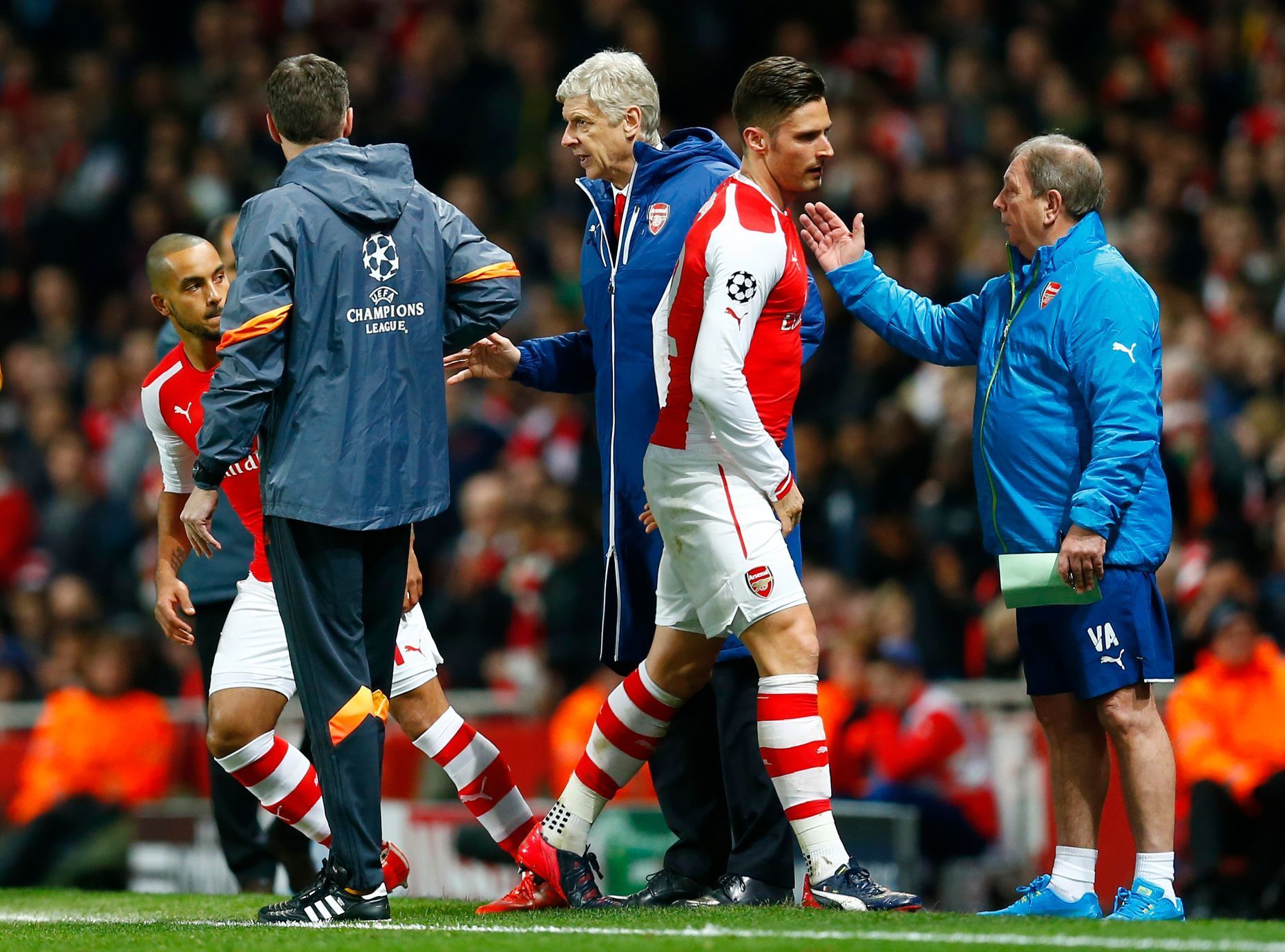Football: Arsenal's Olivier Giroud is substituted for Theo Walcott  as manager Arsene Wenger looks on