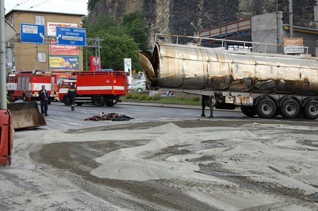 Hasiči likvidují havárii cisterny v Ústí nad Labem