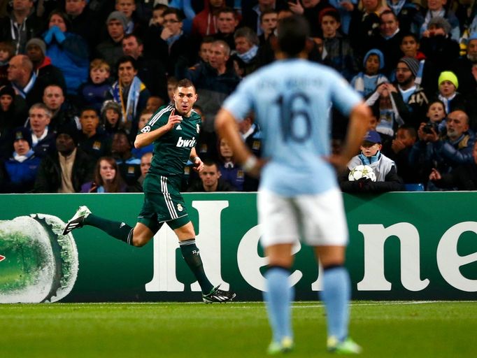 Fotbalista Realu Madrid Karim Benzema slaví gól v utkání Ligy mistrů 2012/13 proti Manchesteru City.