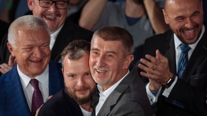 Marek Prchal a Andrej Babiš ve štábu hnutí ANO při sněmovních volbách v roce 2017.