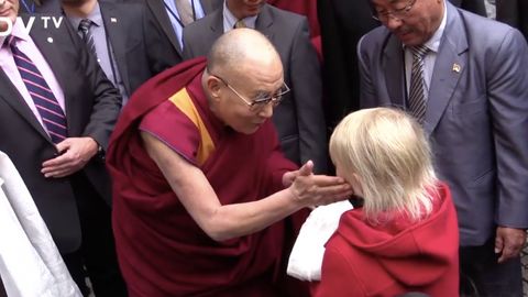 Praha vítá dalajlámu. K mlčení politiků není potřeba nic dodávat, říká Hrzánová