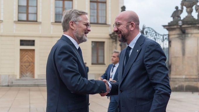 Šéf Evropské rady Charles Michel (vpravo) s českým premiérem Petrem Fialou.