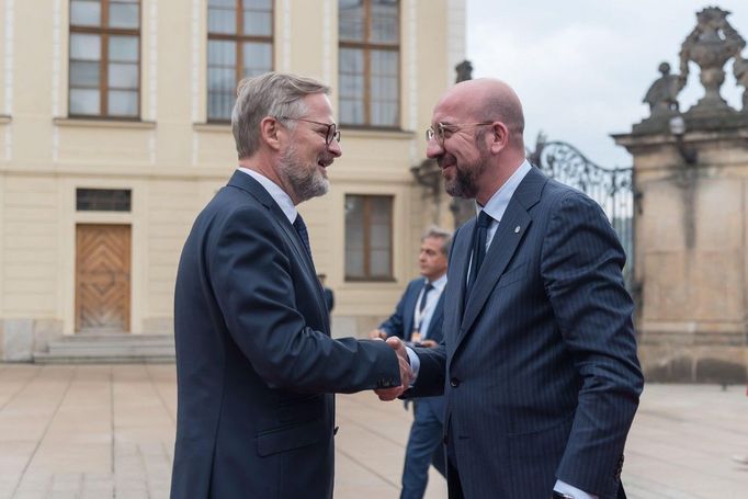 Šéf Evropské rady Charles Michel (vpravo) s českým premiérem Petrem Fialou.