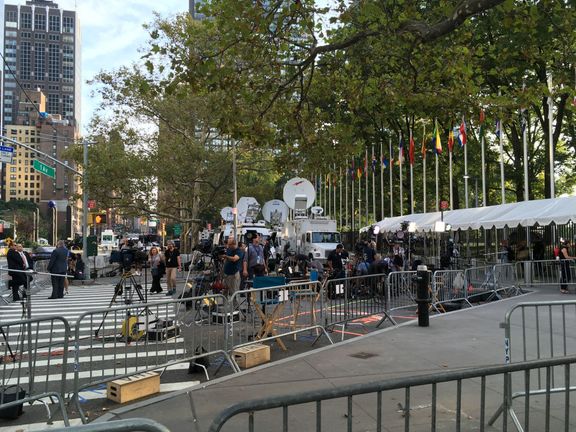 Policejní zátarasy a televizní štáby čekající na významné návštěvníky před sídlem OSN.