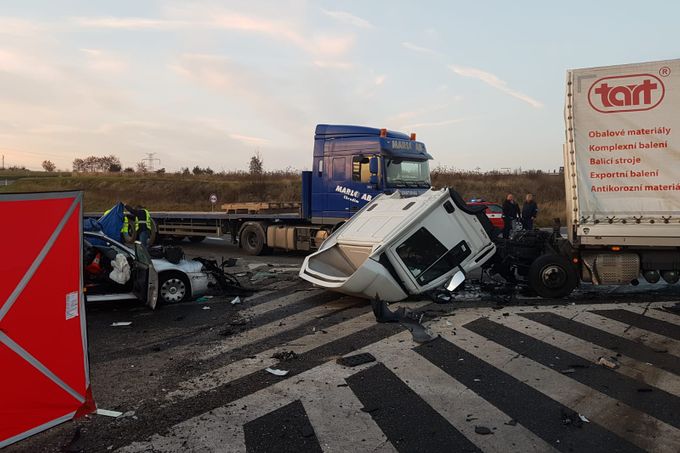 Nehoda na silnici I. třídy v katastru obce Drhovle, při níž zemřeli čtyři lidé. Řidič náklaďáku si při odbočování vlevo pravděpodobně nevšiml osobního vozu v protisměru.