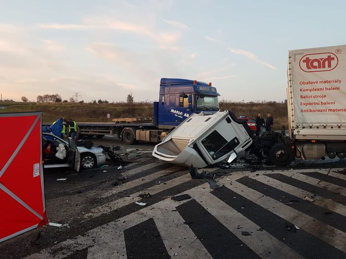 Nehoda na silnici I. třídy v katastru obce Drhovle, při níž zemřeli čtyři lidé. Řidič náklaďáku si při odbočování vlevo pravděpodobně nevšiml osobního vozu v protisměru.