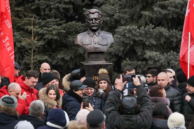 Lidé se fotografují před bustou sovětského vůdce Josifa Stalina v jihoruském městě Volgograd. 1. 2. 2023