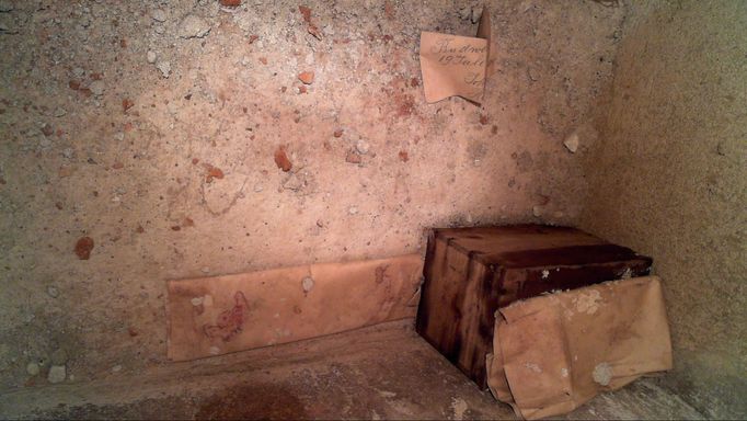 Původní poloha schrány s ostatky v zazděné kapli na fotografii z průzkumné kamery.