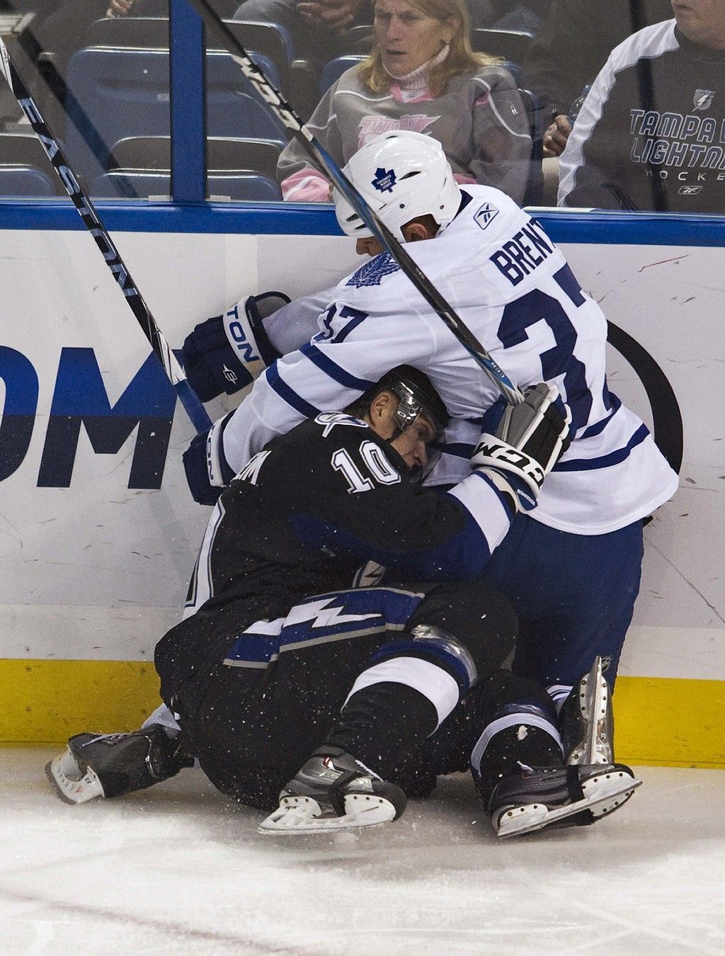 Srážky, bitky a góly v nočních zápasech NHL