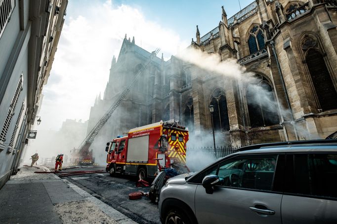 Snímek z Notre-Damu v plamenech.