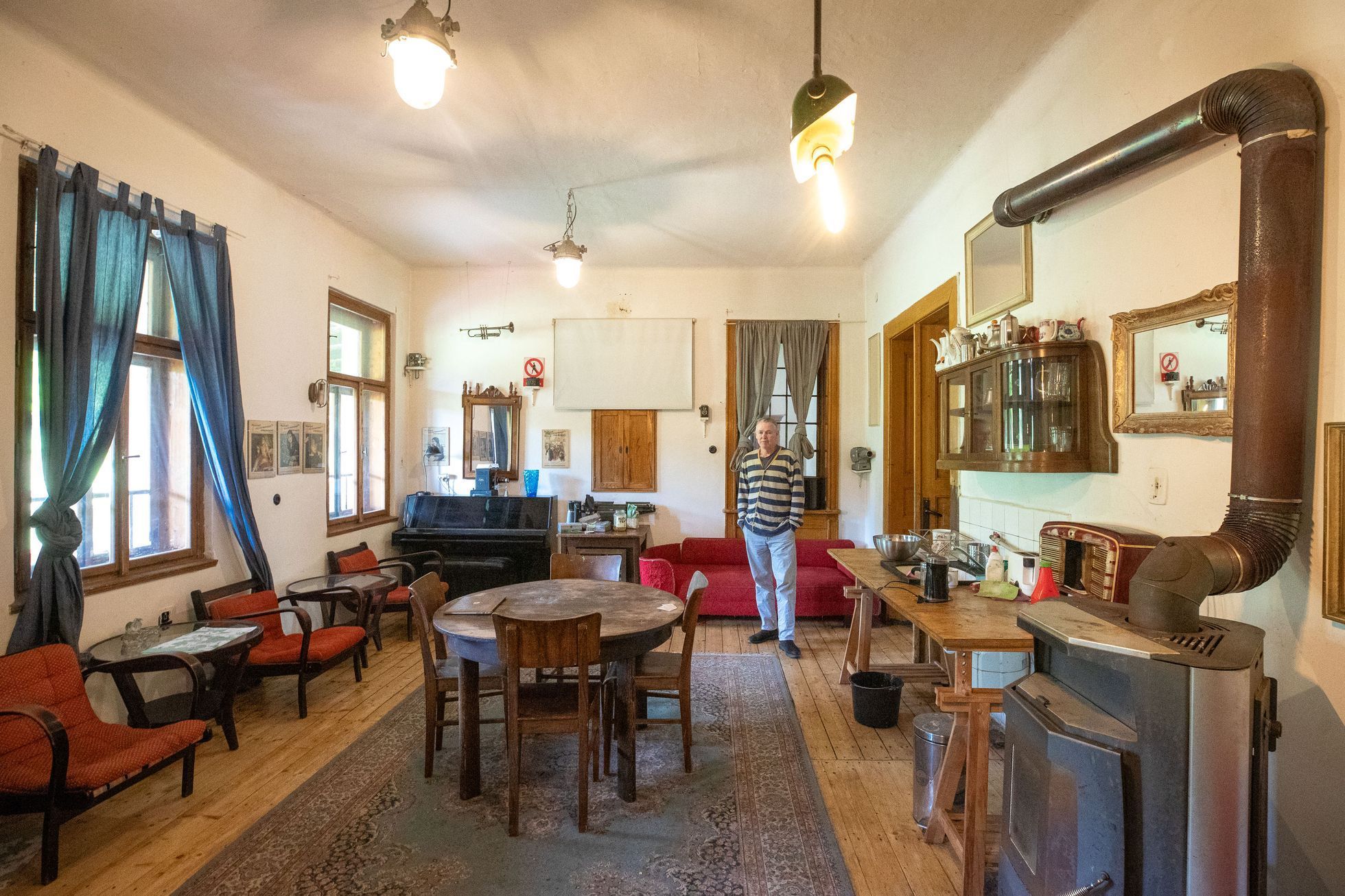 Ubytování na bývalé vlakové stanici Zbiroh, obec Kařez, majitel Jamison Young