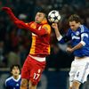 Fotbal, Liga mistrů, Galatasaray - Schalke 04: Burak Yilmaz - Benedikt Hoewedes
