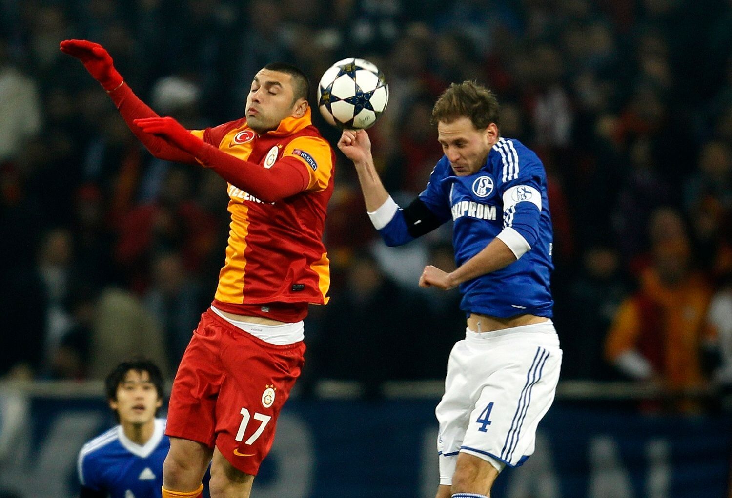 Fotbal, Liga mistrů, Galatasaray - Schalke 04: Burak Yilmaz - Benedikt Hoewedes