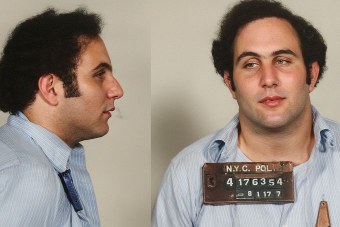 Policejní fotografie Davida Berkowitze, známého jako „Syn Sama“, pořízená v New Yorku 11. srpna 1977, den po jeho zatčení. Kolorováno