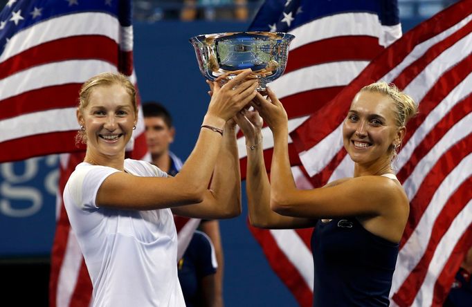 Jakaterina Makarovová a Jelena Vesninová, deblové šampionky US Open 2014