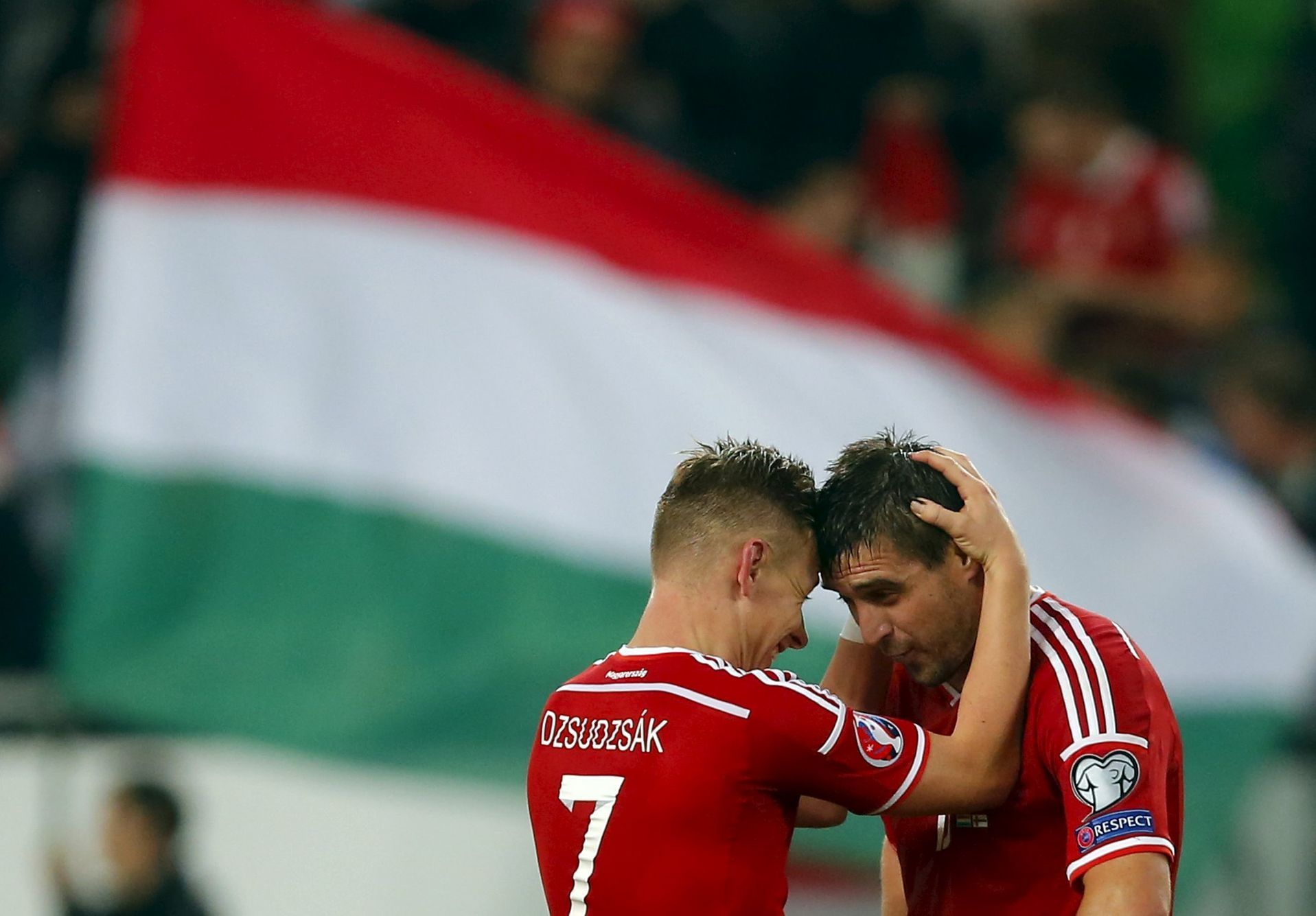 Balázs Dzsudzsák a Daniel Bode z Maďarska  v kvalifikaci na Euro 2016