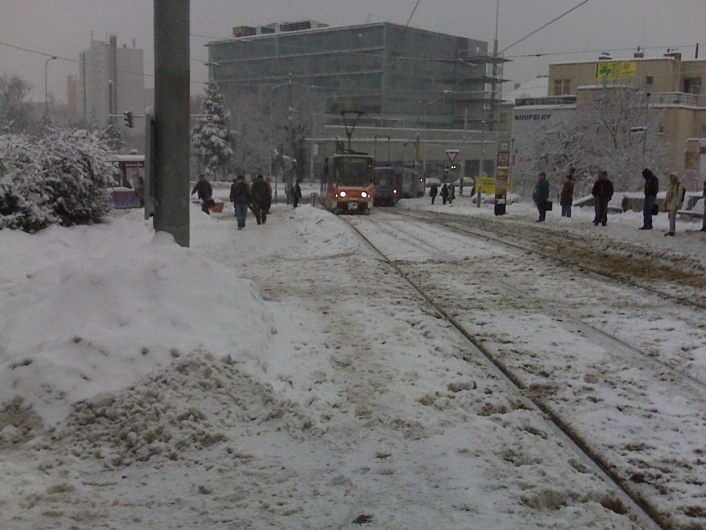 Zasněžené okolí stanice metra Strašnická