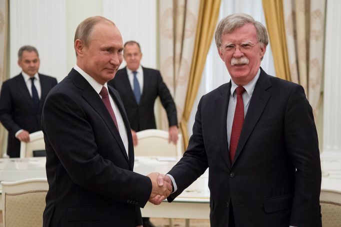 Ruský prezident Vladimir Putin a bezpečnostní poradce Bílého domu John Bolton při společném setkání v Moskvě.