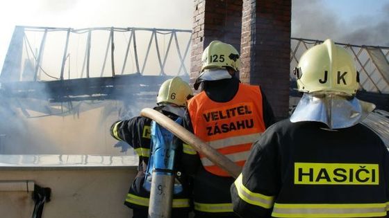 V Nové Pace vyhořela továrna na obvazy za 210 milionů