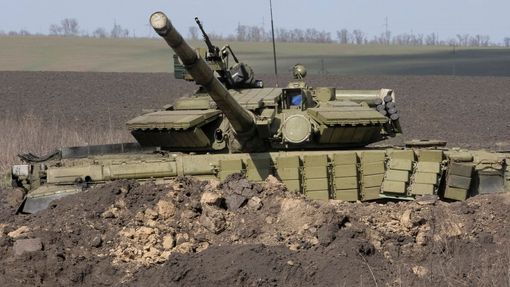 Tank u Charkova nedaleko ruských hranic.