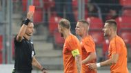 A dramatický závěr poločasu. Slavia během něj kopala dvě penalty a Viktoria šla do oslabení.