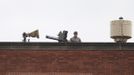 A member of the armed forces stands on duty next to an anti-aircraft missile battery, overlooking the Olympic Park in Stratford, the location of the London 2012 Olympic Games, in east London July 15, 2012. London's Olympic Games is not threatened by a major security contractor's failure to find enough staff, ministers and the head of the city's organising committee said on Sunday, seeking to quell a political storm ahead of athletes' arrival. REUTERS/Andrew Winning (BRITAIN - Tags: MILITARY POLITICS SOCIETY SPORT OLYMPICS) Published: Čec. 15, 2012, 2:31 odp.