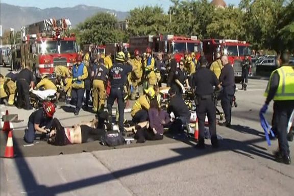 Policie, záchranáři a hasiči na místě střelby v San Bernardinu.