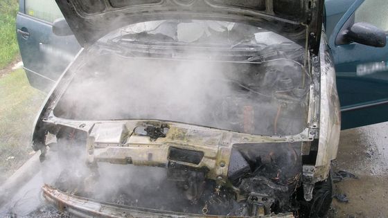 Na dálnici D11 vzplál motor auta