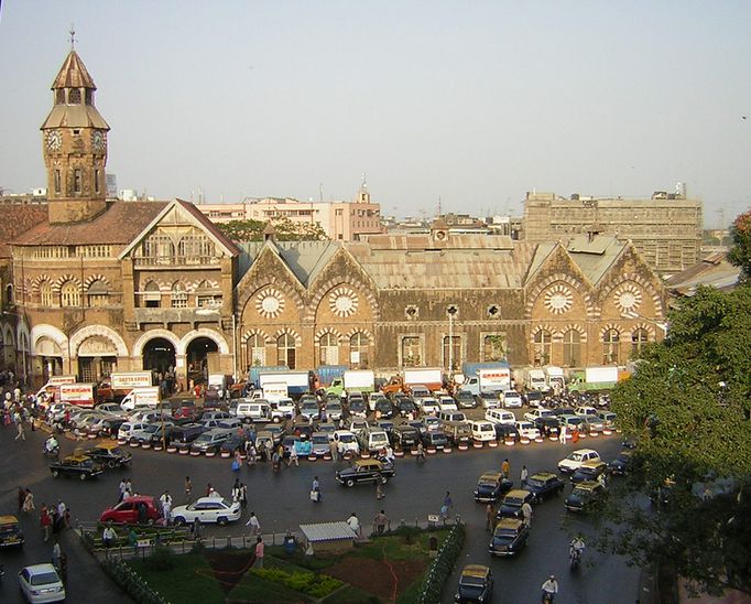 Historická architektura v Bombaji. Na snímku jsou vidět viktoriánské stavby na Crawford Market.