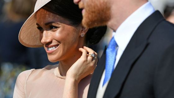 Fotky: Jako dvě zamilované hrdličky. Šťastní Harry a Meghan už se po svatbě objevují na veřejnosti