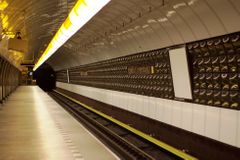 Kvůli pádu člověka pod metro nejezdila část linky B, muž střet se soupravou nepřežil
