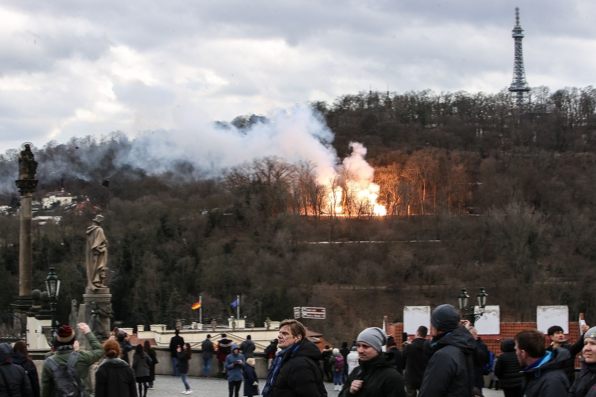 Inaugurace prezidenta Miloše Zemana - dění před Hradem, protesty i oslavy