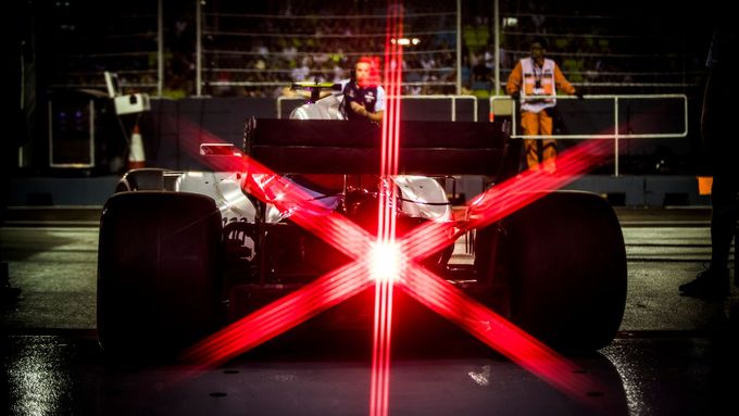 Rudá záře v přístavu, svítící kolo a šťastný Hamilton. To byla noční F1 v Singapuru