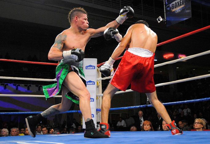 Portorický boxer Orlando Cruz v souboji s Mexičanem Jorge Pazosem během zápasu i mistra světa WBO NABO v muší váze.