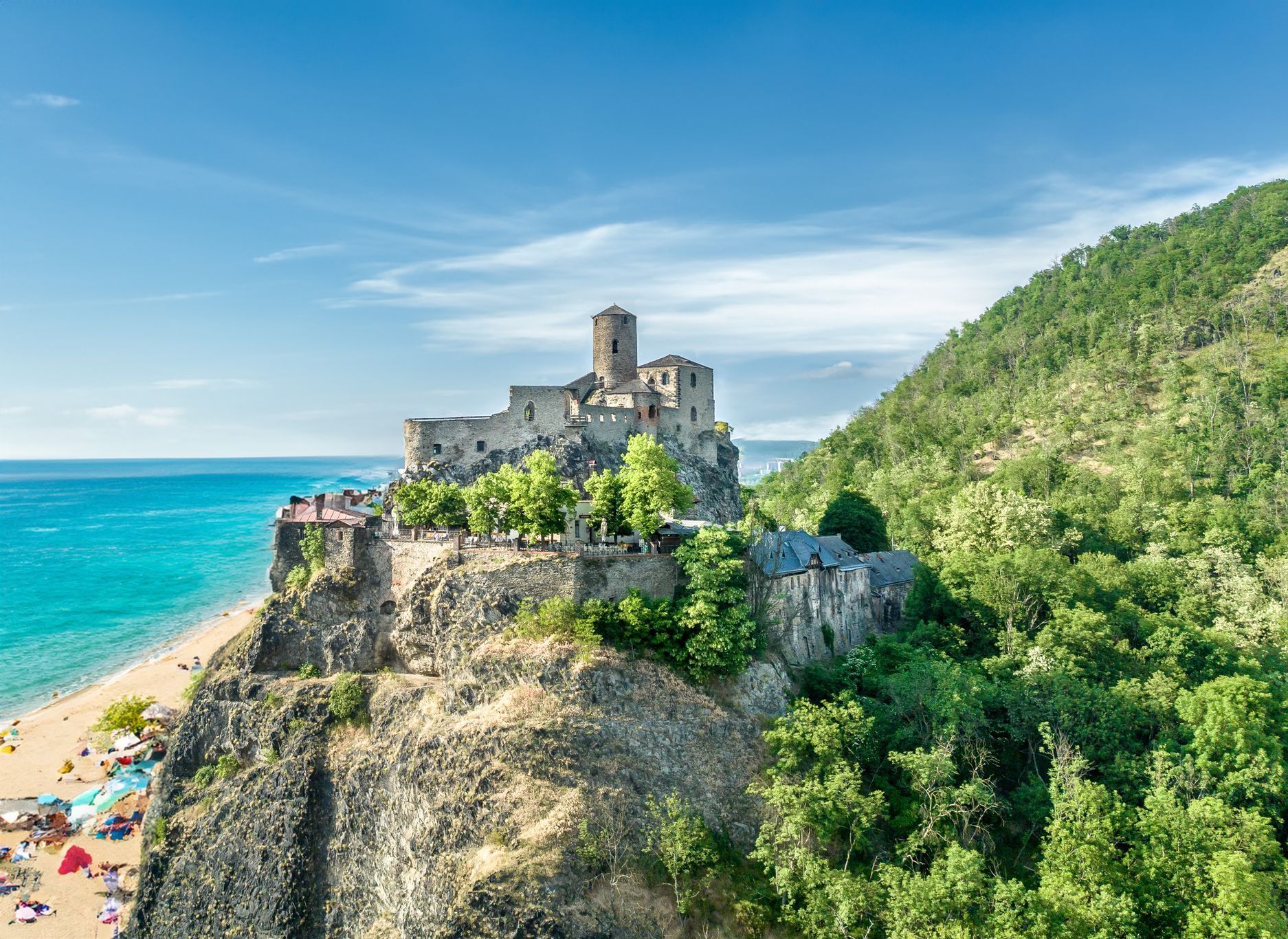 Jak by to vypadalo, kdyby Česko mělo své moře, koláž, umělá inteligence, fikce, moře, Česko, Magazín