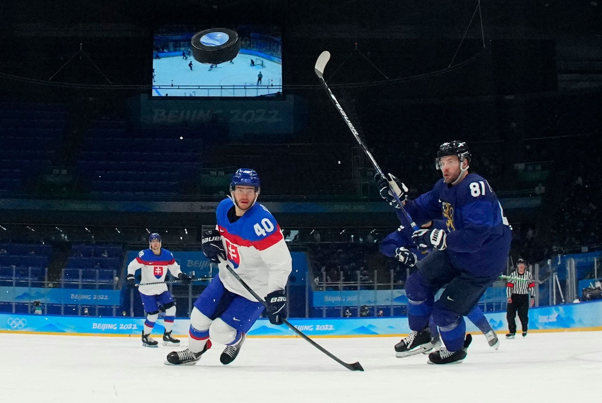 Miloš Roman a Iiro Pakarinen v semifinále Slovensko - Finsko na ZOH 2022 v Pekingu