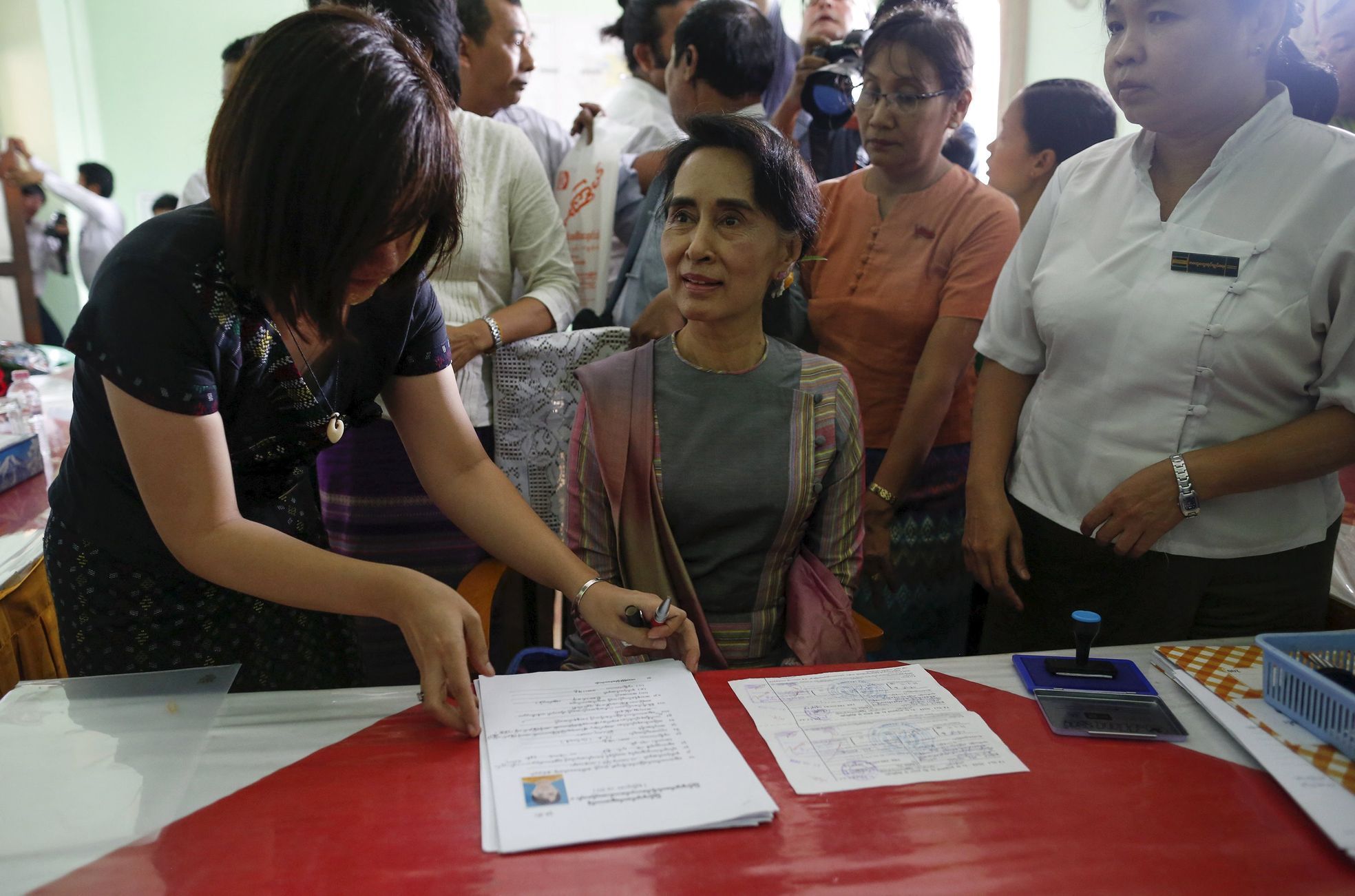 Su Ťij při podepisování své kandidatury do parlamentních voleb, které se v Barmě konají v listopadu.