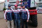 Aleš Loprais  - synovec Monsieura Dakara, šestinásobného vítěze soutěže Karla Lopraise - se po dvouletém "flirtu" s vozy Iveco a MAN vrátil zpět ke kopřivnickému kamionu. V kabině s ním budou Jiří Štross a Jan Tománek.