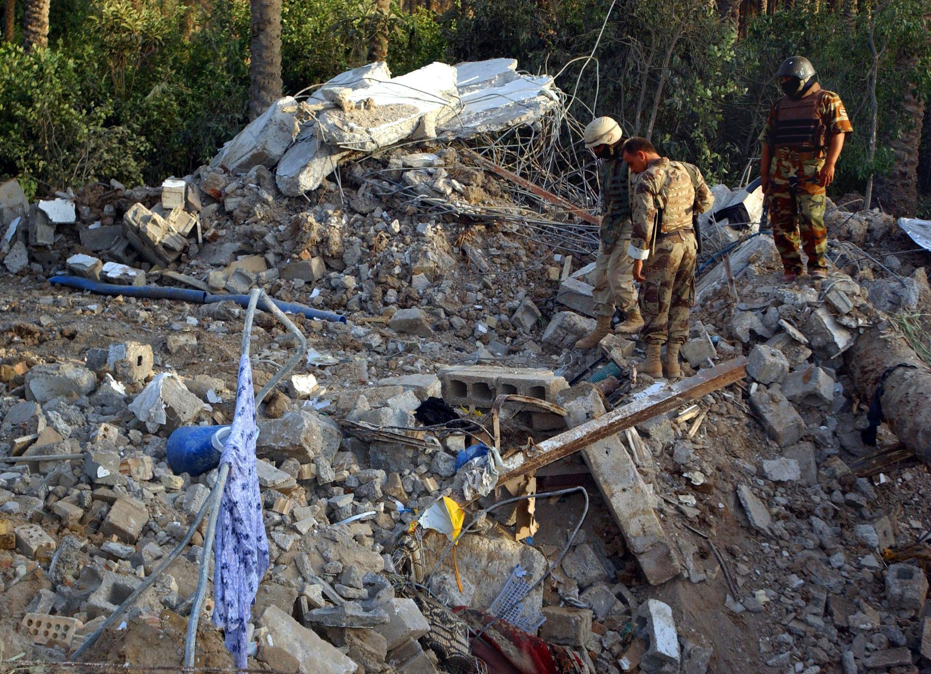 Zničený úkryt teroristy Zarkávího