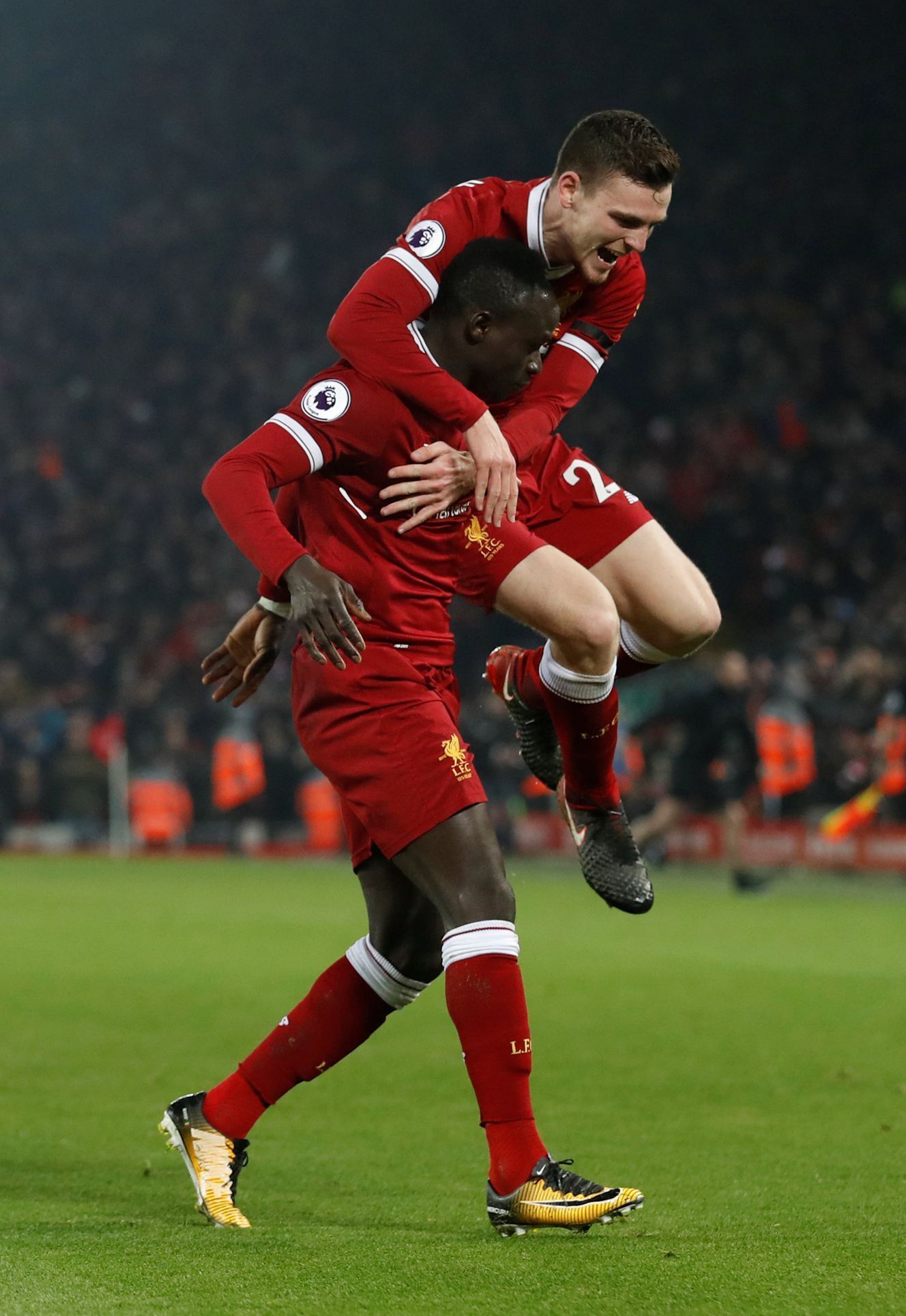 Útočník Liverpoolu Sadio Mané slaví s Andrewem Robertsonem gól v síti Manchesteru City
