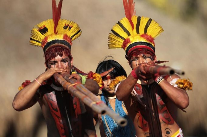 Yawalapiti men play bamboo flutes during celebration of this year's 'quarup,' a ritual held over several days to honour in death a person of great importance to them, in the Xingu National Park, Mato Grosso State, August 14, 2012. This year the Yawalapiti tribe honoured two people - a Yawalapiti Indian who they consider a great leader, and Darcy Ribeiro, a well-known author, anthropologist and politician known for focusing on the relationship between native peoples and education in Brazil. Picture taken August 14, 2012. REUTERS/Ueslei Marcelino (BRAZIL - Tags: SOCIETY ENVIRONMENT) FOR EDITORIAL USE ONLY. NOT FOR SALE FOR MARKETING OR ADVERTISING CAMPAIGNS. ATTENTION EDITORS - PICTURE 08 OF 37 FOR THE PACKAGE 'THE YAWALAPITI QUARUP RITUAL' Published: Srp. 29, 2012, 10:20 dop.