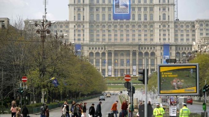 Palác lidu v Bukurešti. Památka na Ceušeska. Loni se zde konal summit NATO.