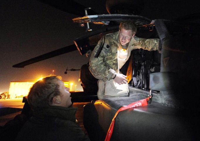 Britain's Prince Harry prepares his Apache helicopter before a night mission from Camp Bastion, southern Afghanistan in this photograph taken December 11, 2012, and released January 21, 2013. The Prince, who is serving as a pilot/gunner with 662 Squadron Army Air Corps, is on a posting to Afghanistan that runs from September 2012 to January 2013. Photograph taken December 11, 2012. REUTERS/John Stillwell/Pool (AFGHANISTAN - Tags: MILITARY POLITICS SOCIETY ROYALS CONFLICT) Published: Led. 21, 2013, 7:36 odp.