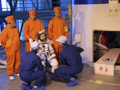 Jeden s astronautů, Jing Haipeng se připravuje k nácviku nástupu na loď.