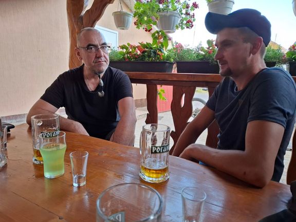 Mladší Mišo (vpravo, vedle přispěvatele Aktuálně.cz Petra Židka) nám v hospodě vyprávěl, jak se nechal - na krátko - naverbovat do armády, i když pečuje o nemocnou matku.