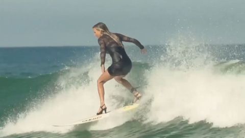 Surfařka projížděla vlny v koktejlkách a na podpatcích