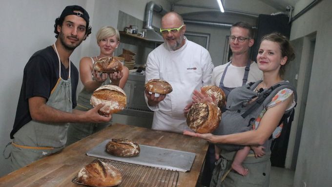 Symbolickým začátkem projektu Chleba z minového pole bylo pečení ukrajinského chleba. Hlavním smyslem je podpořit sbírku na odminovací stroj Božena.