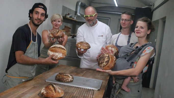 Fotografie z projektu pečení ukrajinského chleba, které je spojené se sbírkou na nákup odminovacího zařízení Božena pro Ukrajinu.