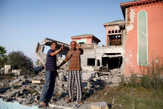 V ještě nedávno přísně střežené rezidenci nezbylo téměř nic. Každý Libyjec z okolí chtěl rázem vidět, v jakém luxusu si svržený diktátor žil a pokud to bylo možné, ještě si odnesl suvenýr