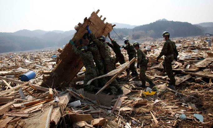 Japonští vojáci neustále pátrají. Rikuzentakata, prefektura Iwate.